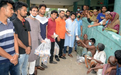 কেন্দ্রীয় ছাত্রদল সভাপতির জন্মদিনে বগুড়ায় অসহায় মানুষের মাঝে খাবার বিতরন